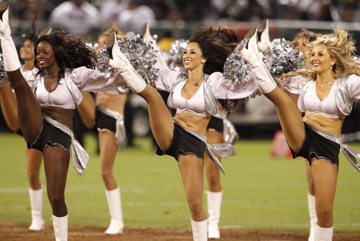 Raiders ask judge to sideline cheerleader lawsuit
