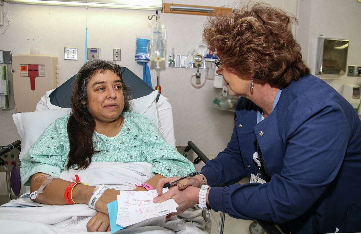 Rachel Villarreal, one of the ten patients receiving a kidney talks to her nurse before going in to surgery Wed. morning. Alma E. Hernandez / For the San Antonio Express News