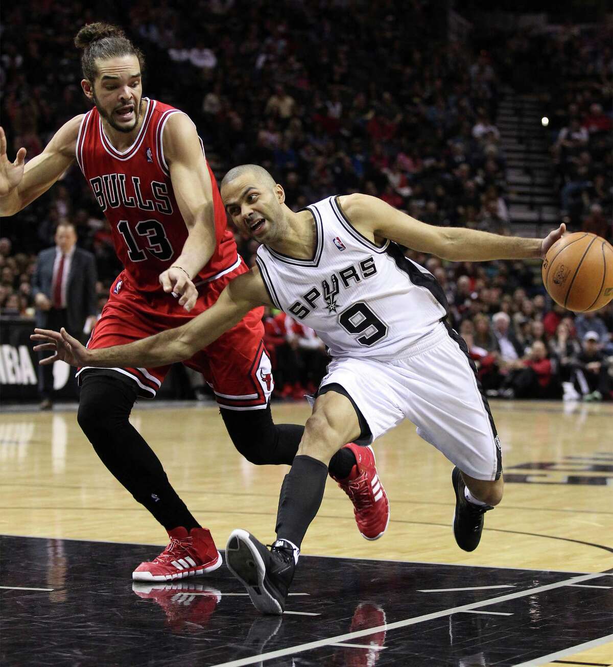 Spurs' Tony Parker (09) attempts to run around Chicago Bulls' Joakim Noah (13) at the AT&T Center on Wednesday, Jan. 29, 2014.