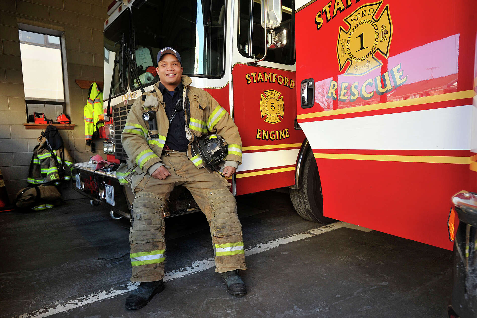 Off-duty firefighter lauded for heroism