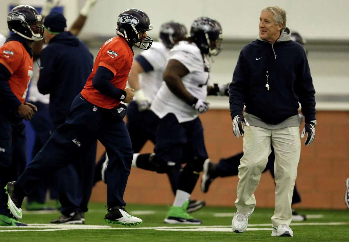 Pete Carroll plays QB at Seahawks' practice, gets hilarious