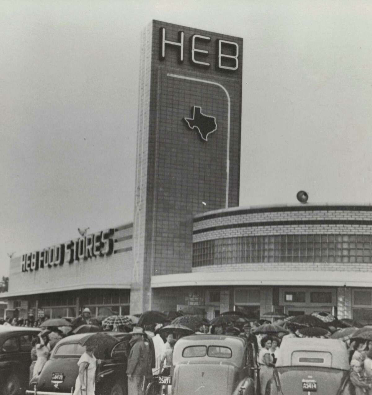 Customers crowd around the entrance of H-E-B's store at 1601 Nogalitos St. on its opening day, April 1, 1945.
