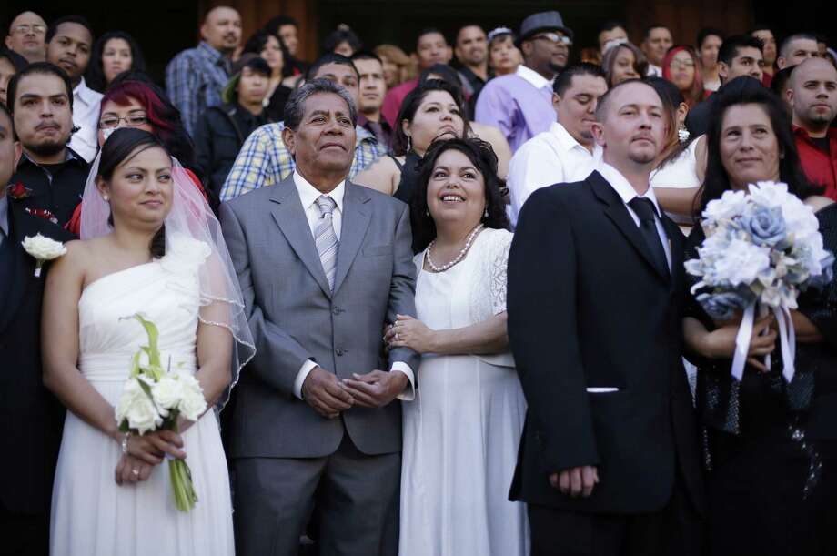 M Weddings Planned For Valentine S Day San Antonio Express News Dozens Of S Take Part In A Group Wedding On The Steps Bexar County