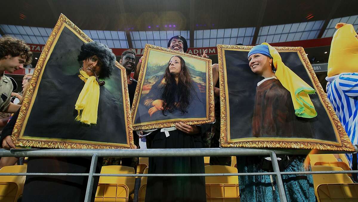 Masterpiece theater: In Wellington, New Zealand, the Mona Lisa and a couple of friends cheer on the national rugby sevens team.