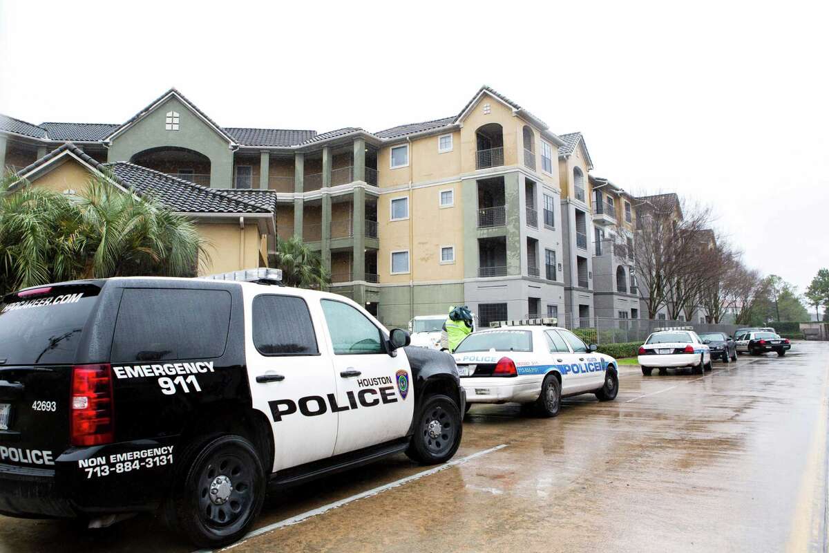 Offduty officer kills suspect in Houston apartment