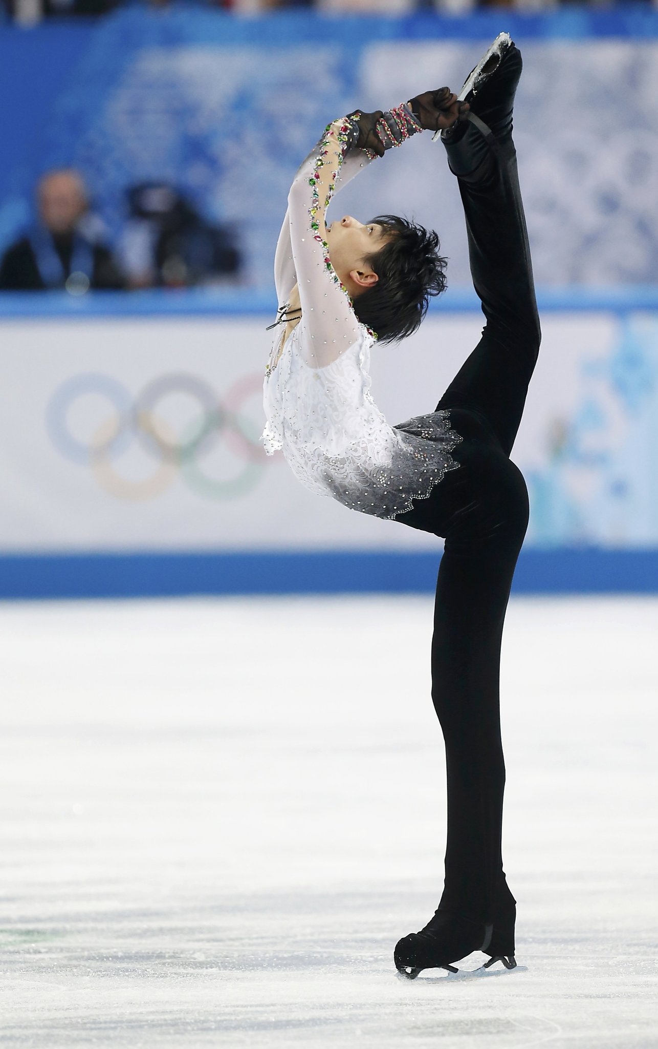 Japan's Hanyu wins error-filled final
