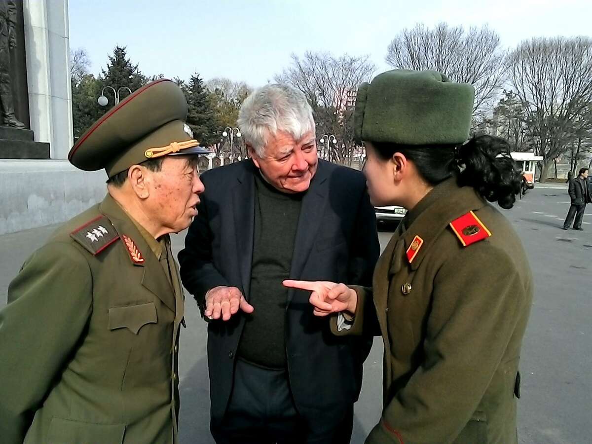 前国会议员和朝鲜战争英雄皮特·麦克洛斯基会见了一名朝鲜三星将军。