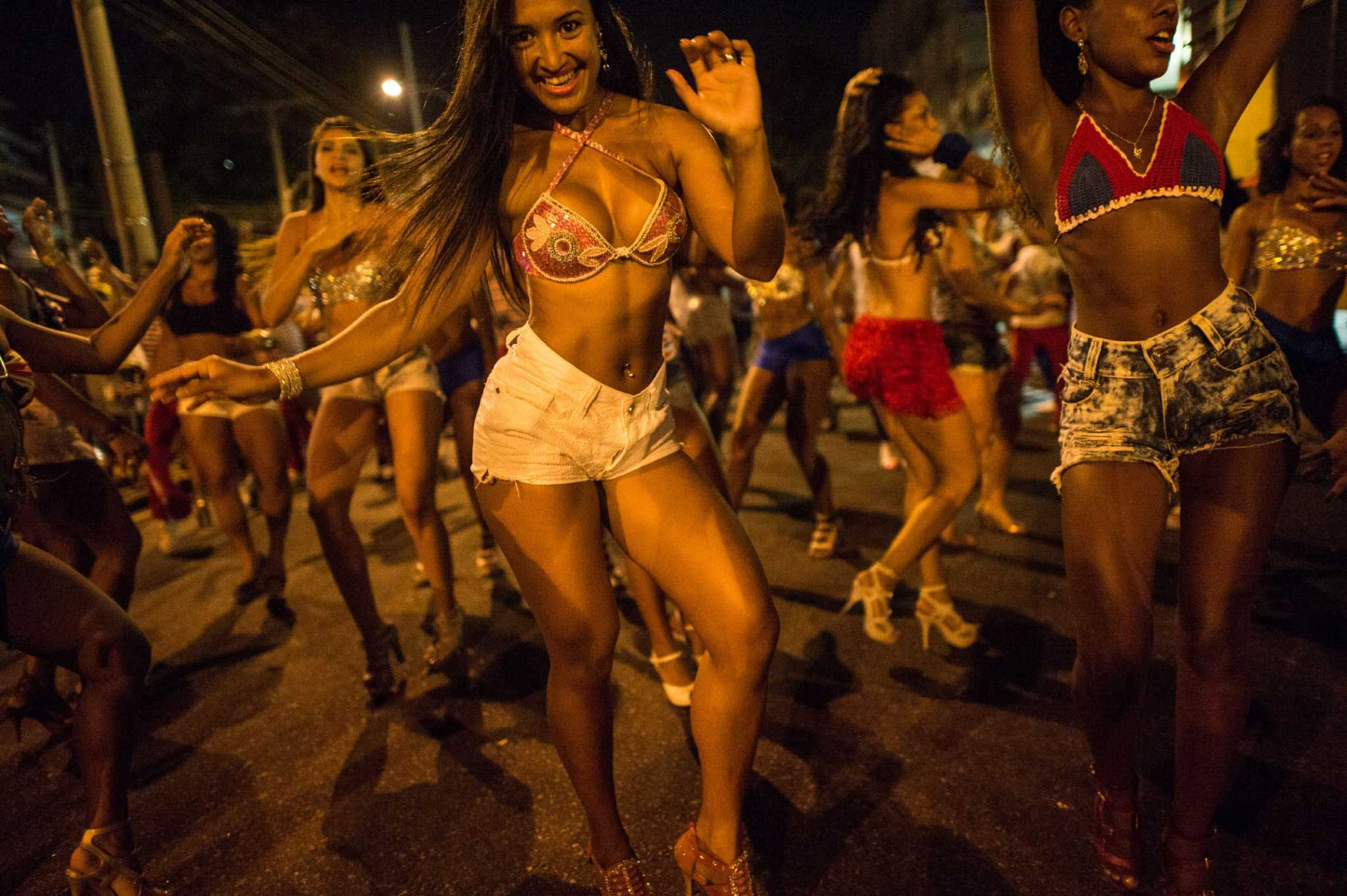 Бразильские девушки танцуют