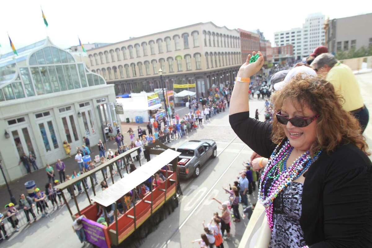 mardi gras parade route in galveston