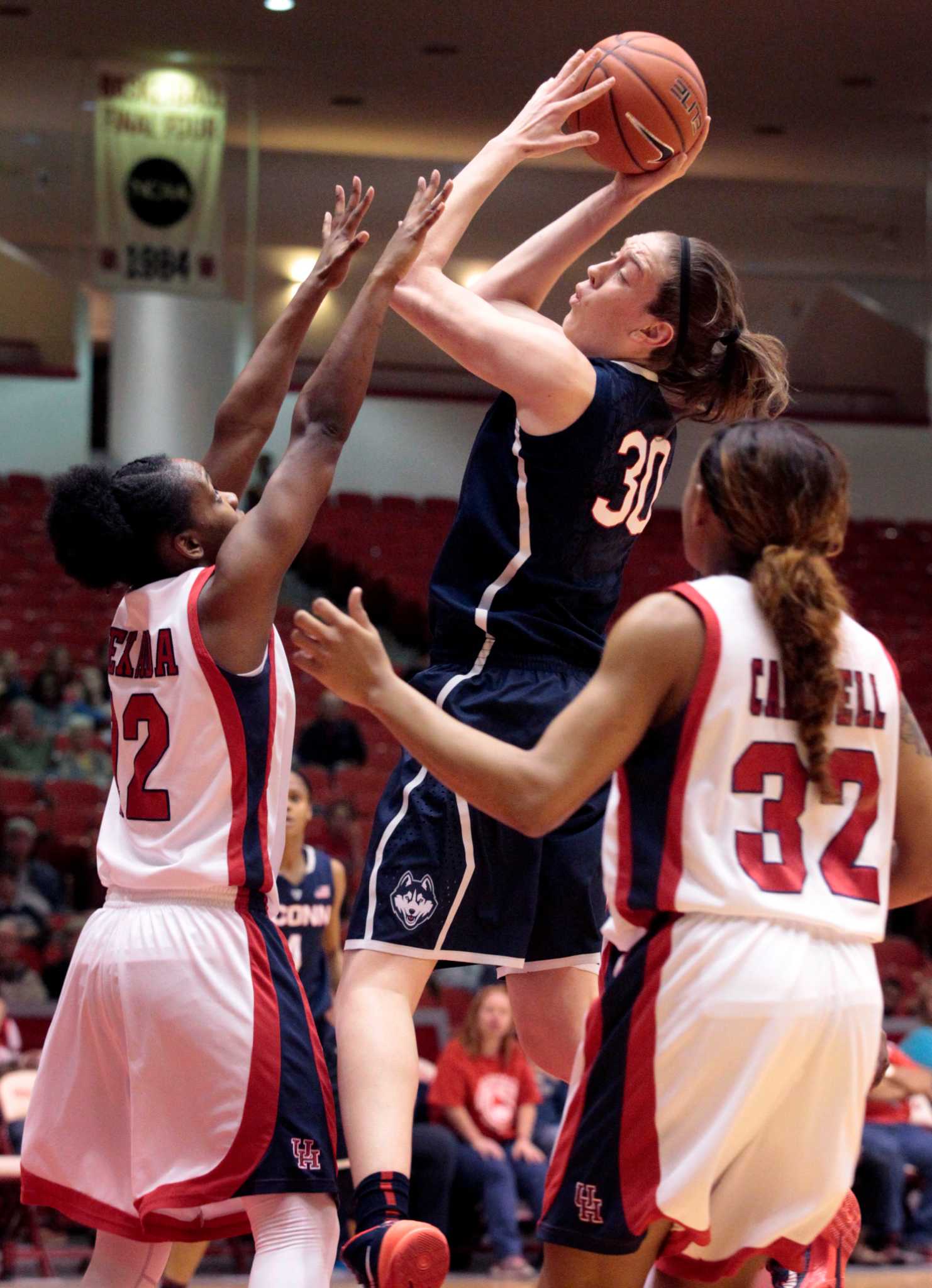 Women's college basketball No.1 UConn overpowers UH
