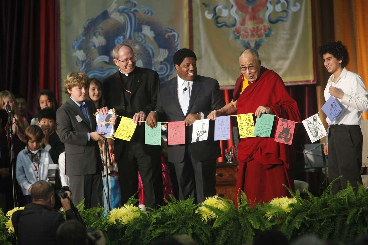 2014年2月24日星期一，在加州圣克拉拉大学利维活动中心举行的“商业、伦理与慈悲:与达赖喇嘛对话”活动中，达赖喇嘛尊者(右二)与Dignity Health公司总裁兼首席执行官Lloyd Dean(右三)和圣克拉拉大学校长Rev. Michael Engh(右四)，S.J接受由帕洛阿尔托生活智慧学校师生制作的祈祷旗。