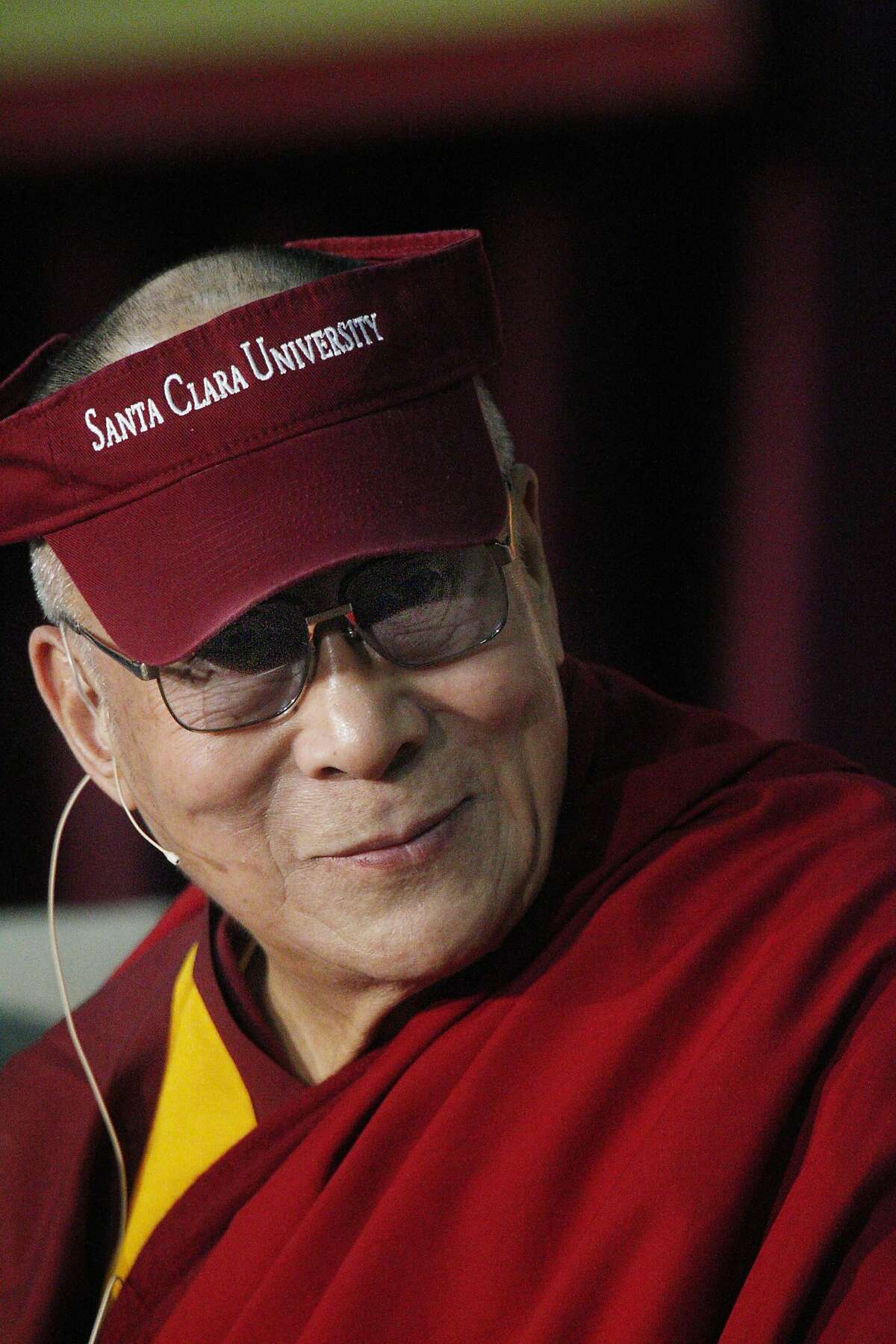 2014年2月24日，星期一，在加州圣克拉拉，圣克拉拉大学的利维活动中心，达赖喇嘛尊者坐在“商业、道德与慈悲:与达赖喇嘛的对话”的讲台上。