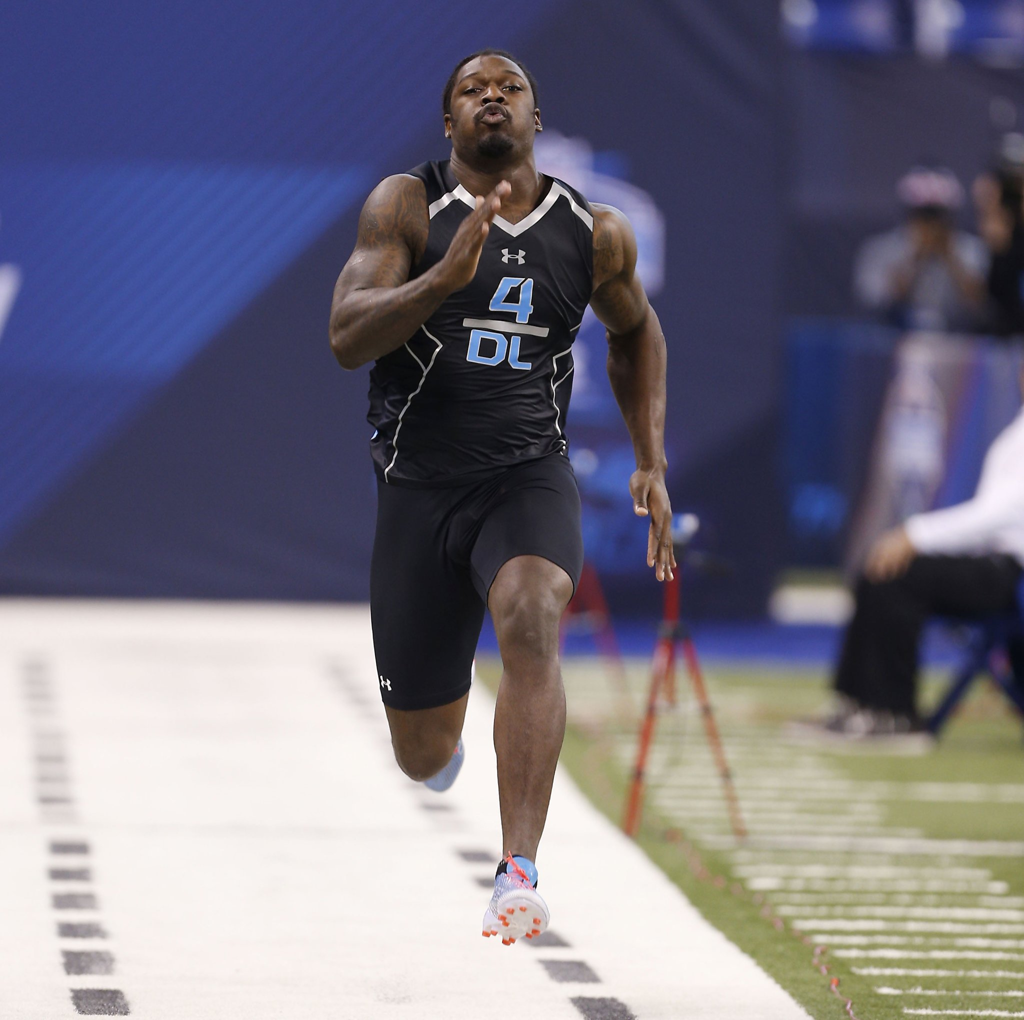 Jadeveon Clowney runs unofficial 4.47 40-yard dash at NFL combine - Sports  Illustrated