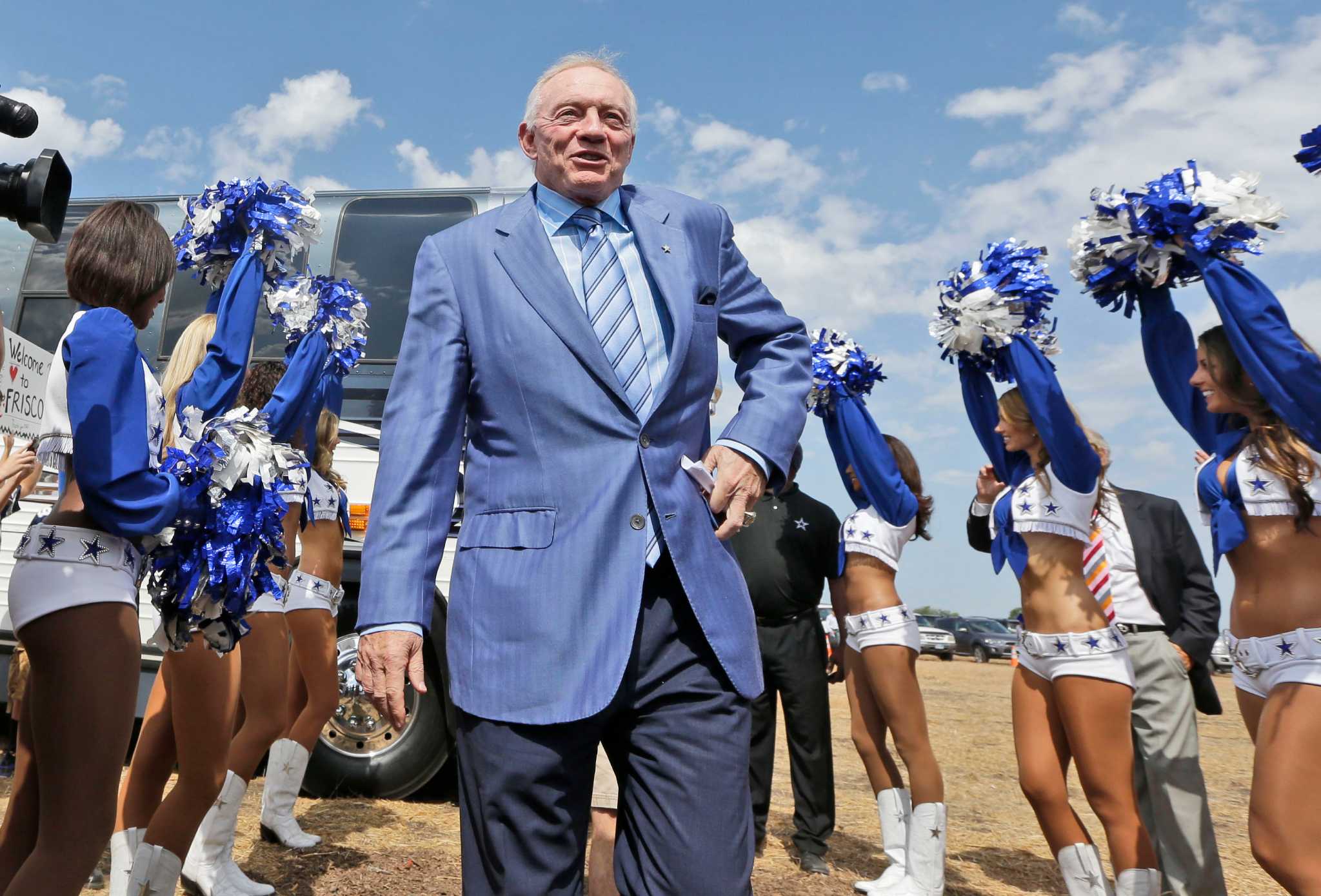 Dallas Cowboys Cheerleaders Welcome Beyoncé To AT&T Stadium