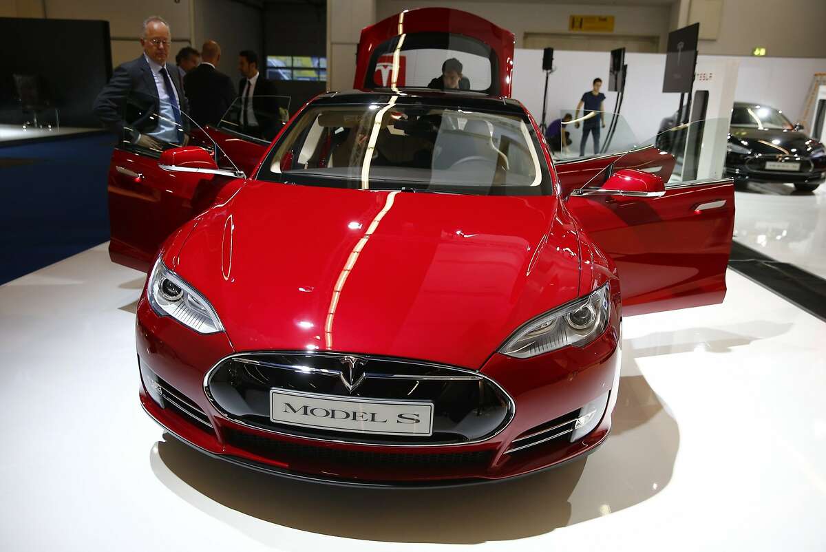 A Tesla Model S electric car is displayed during a media preview day at the Frankfurt Motor Show (IAA) in this file photo taken September 10, 2013. The Tesla Model S was named by Consumer Reports magazine on Tuesday as its overall top pick for 2014, while Japanese models took five spots in the annual rankings, their worst showing in the 18-year history of the ratings. REUTERS/Kai Pfaffenbach/Files (GERMANY - Tags: BUSINESS TRANSPORT)