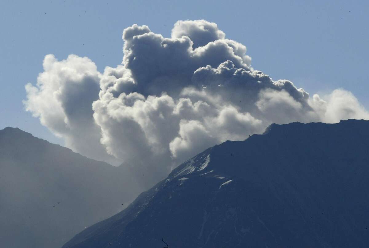 Mount St. Helens in Washington State belches steam thousands of feet above the volcano's crater 04 October 2004, after new seismic tremors that led some experts to warn the volcano could explode at any time. ( ROBYN BECK/AFP/Getty Images)
