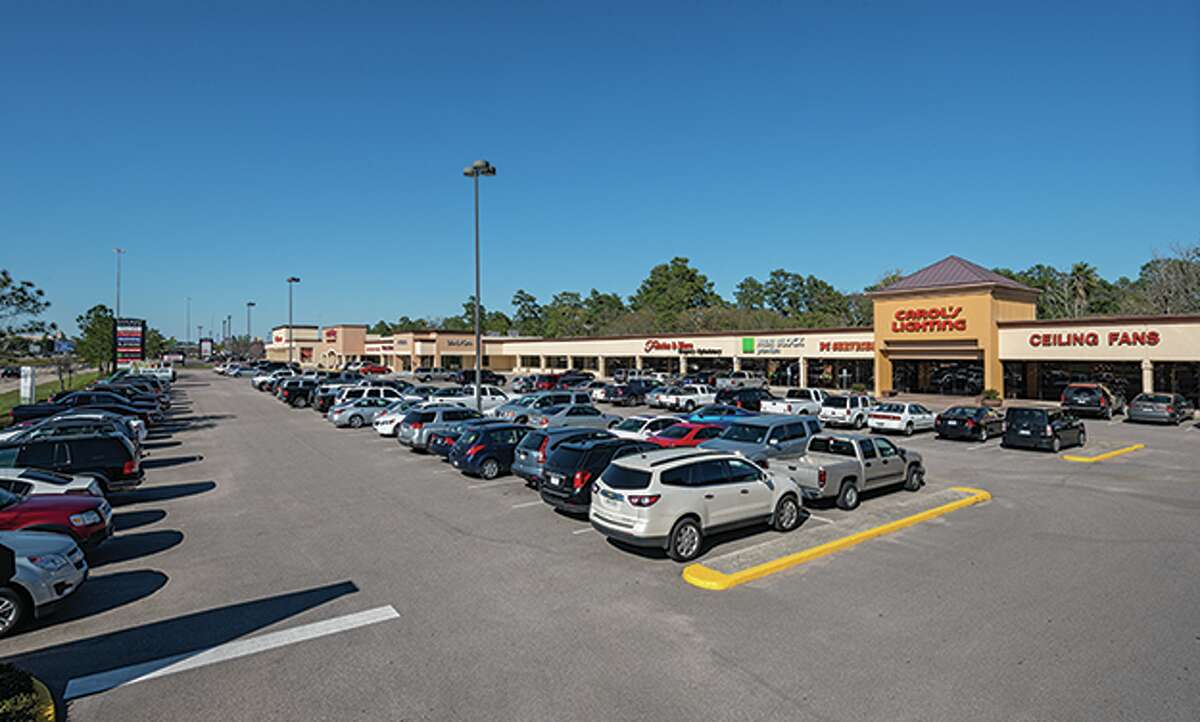 A private real estate fund advised by Crow Holdings Capital Partners has purchased Wood Ridge Plaza, a 211,673-square-foot center on Interstate-45 North across from The Woodlands Mall. HFF represented the seller, CSHV Woodlands, LP, an institutional pension fund advisor.