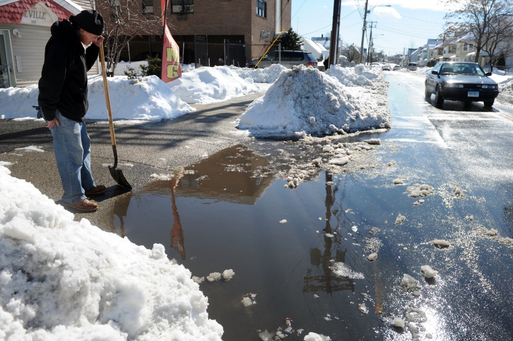 Reditributing Snow Region gets ready as more snow to move in