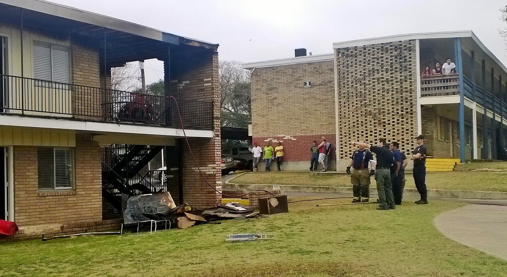 Firefighter injured, family displaced in apartment fire