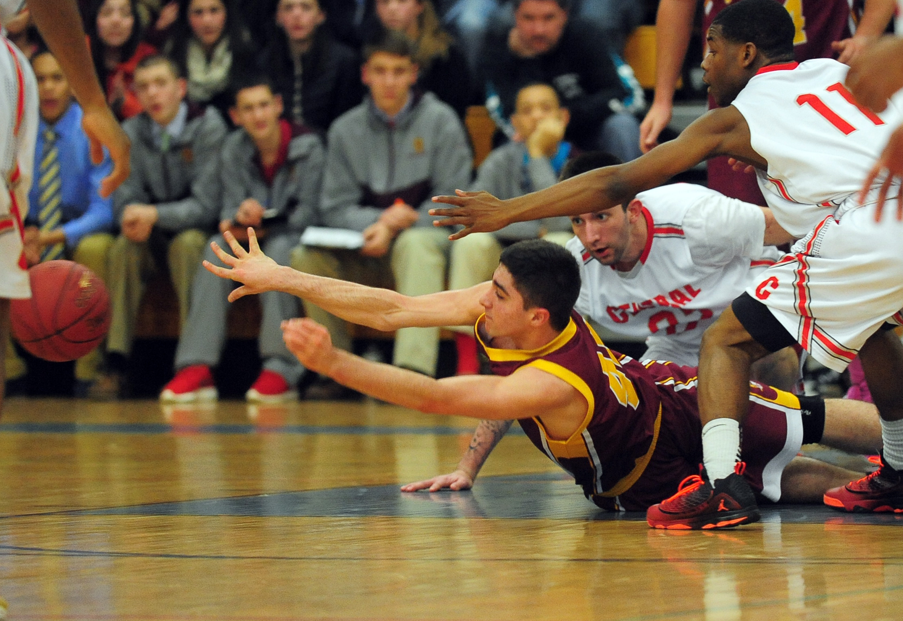 High school hustle: Getting the loose ball - Connecticut Post1800 x 1238