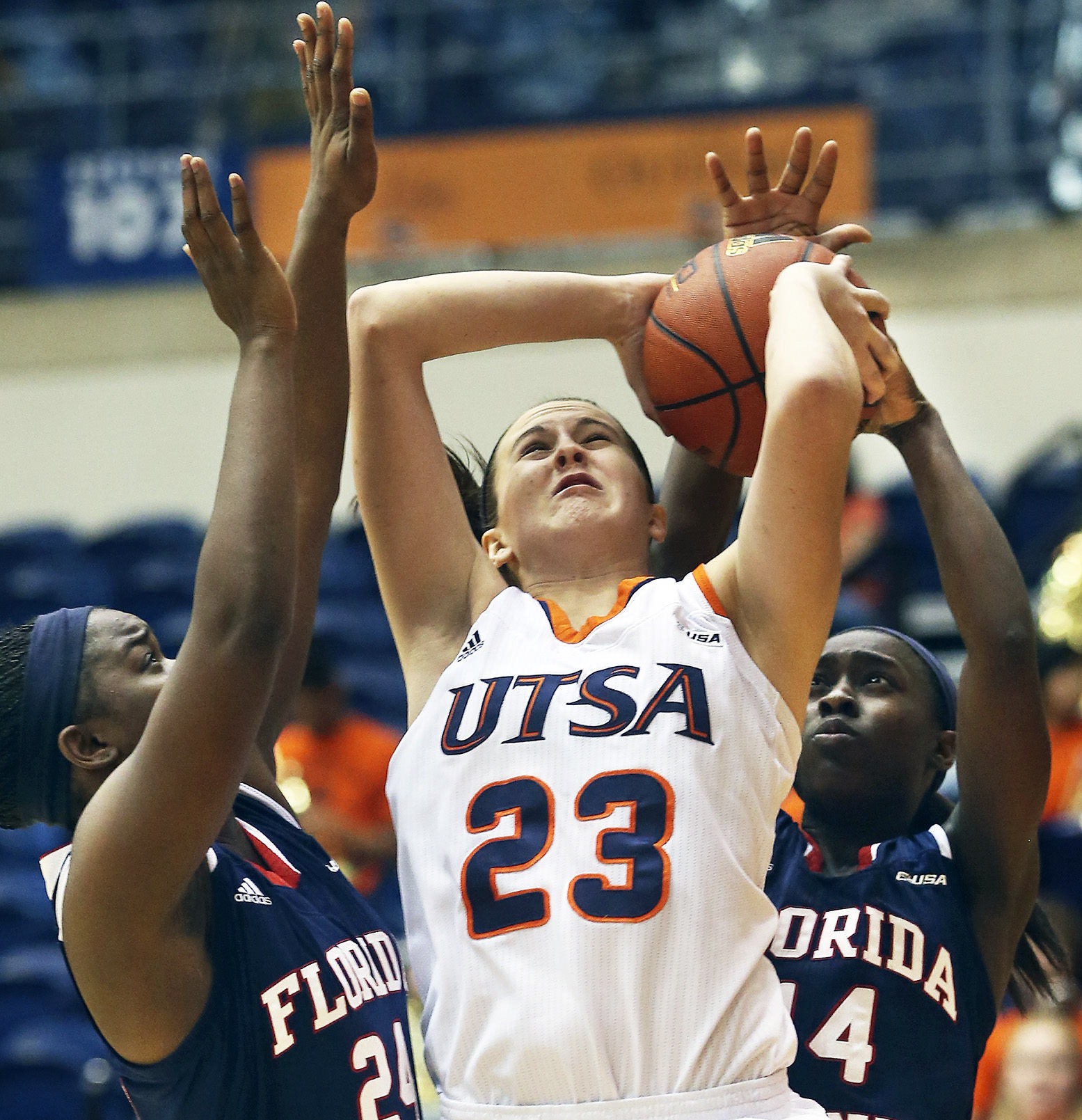 Utsa Rally FAU stems UTSA rally, escapes with 71-69 victory