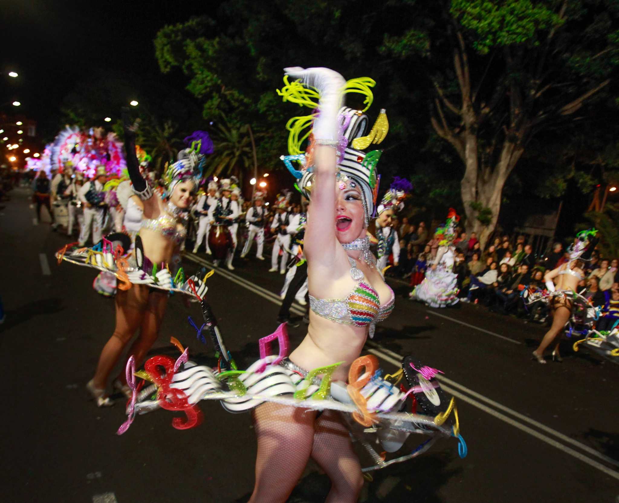 Dancing, kissing, body painting - the street scene at Carnival