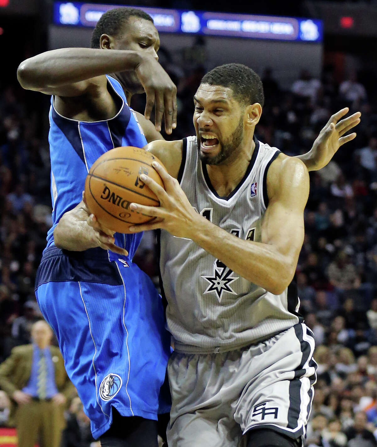 Tim Duncan had 17 points as the Spurs beat the Mavs for the eighth straight time.