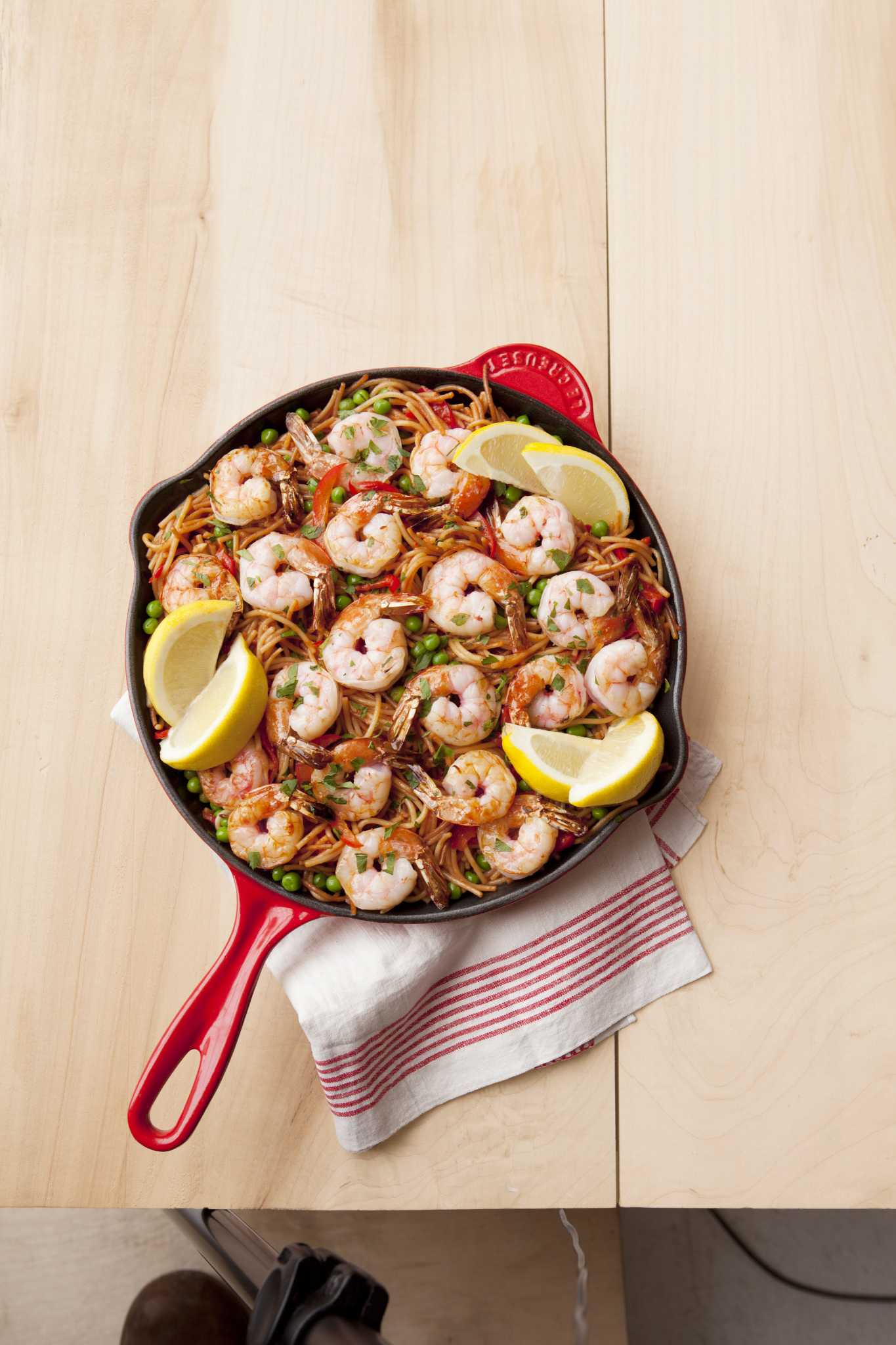 recipe-spanish-noodles-with-shrimp-and-peas