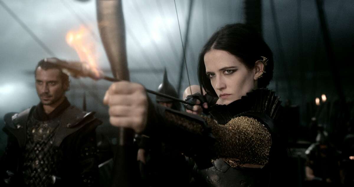 (L-r) BEN TURNER as General Artaphernes and EVA GREEN as Artemisia in Warner Bros. Pictures' and Legendary Pictures' action adventure "300: RISE OF AN EMPIRE," a Warner Bros. Pictures release.