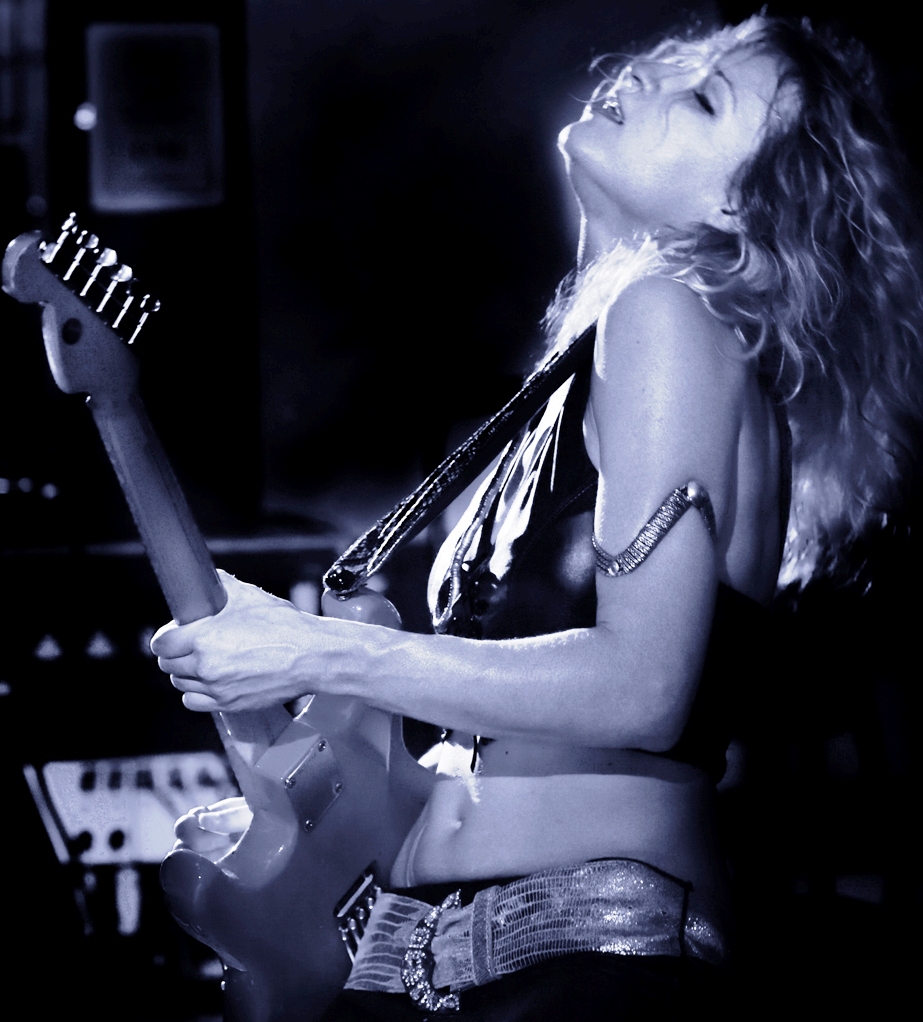 Blues guitarist Ana Popovic whips up Buddy Guy’s crowd at Aztec.