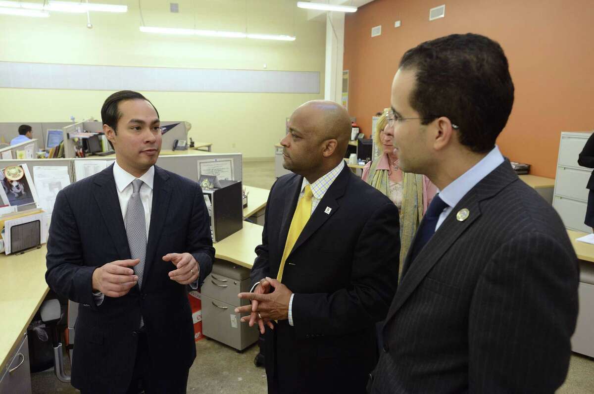 Mayor Julían Castro shows mayors Michael Hancock of Denver (center) and Angel Tavares of Providence the city's Café College during an educational tour of San Antonio.