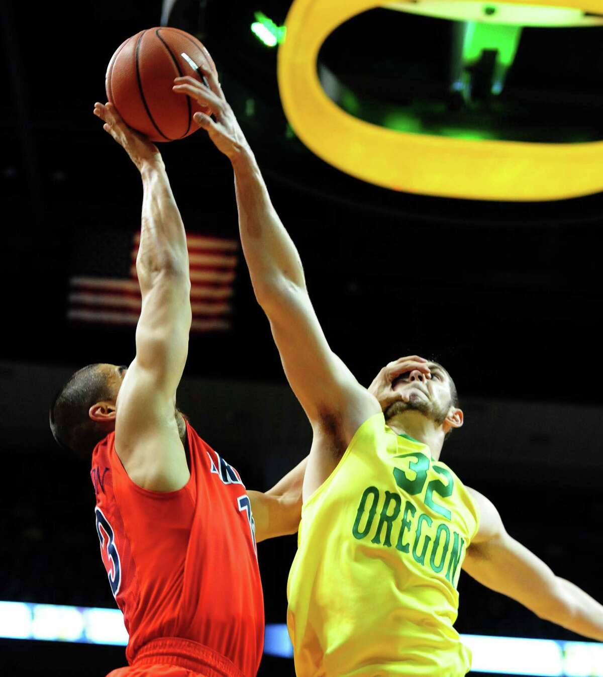 Oregon's Ben Carter blocks a shot attempt by Arizona's Nick Johnson in the Ducks' upset over the No. 3 Wildcats in Eugene, Ore.
