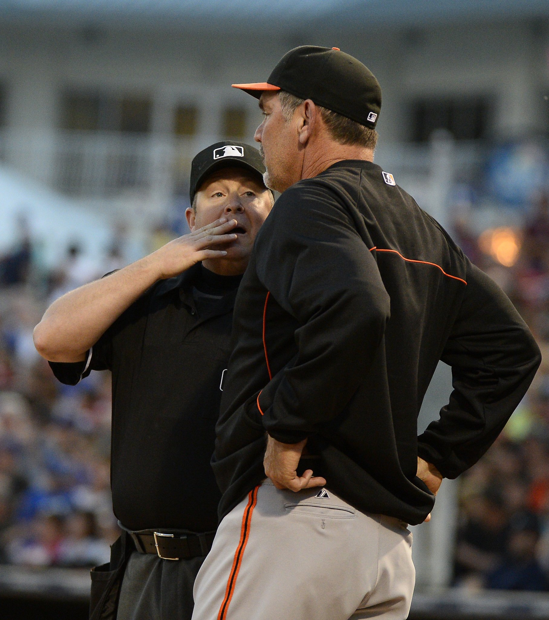 Giants' Bochy wins his 1st challenge in new system