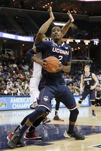 Game Report: UConn Men Hang On, Beat Cincinnati 58-56