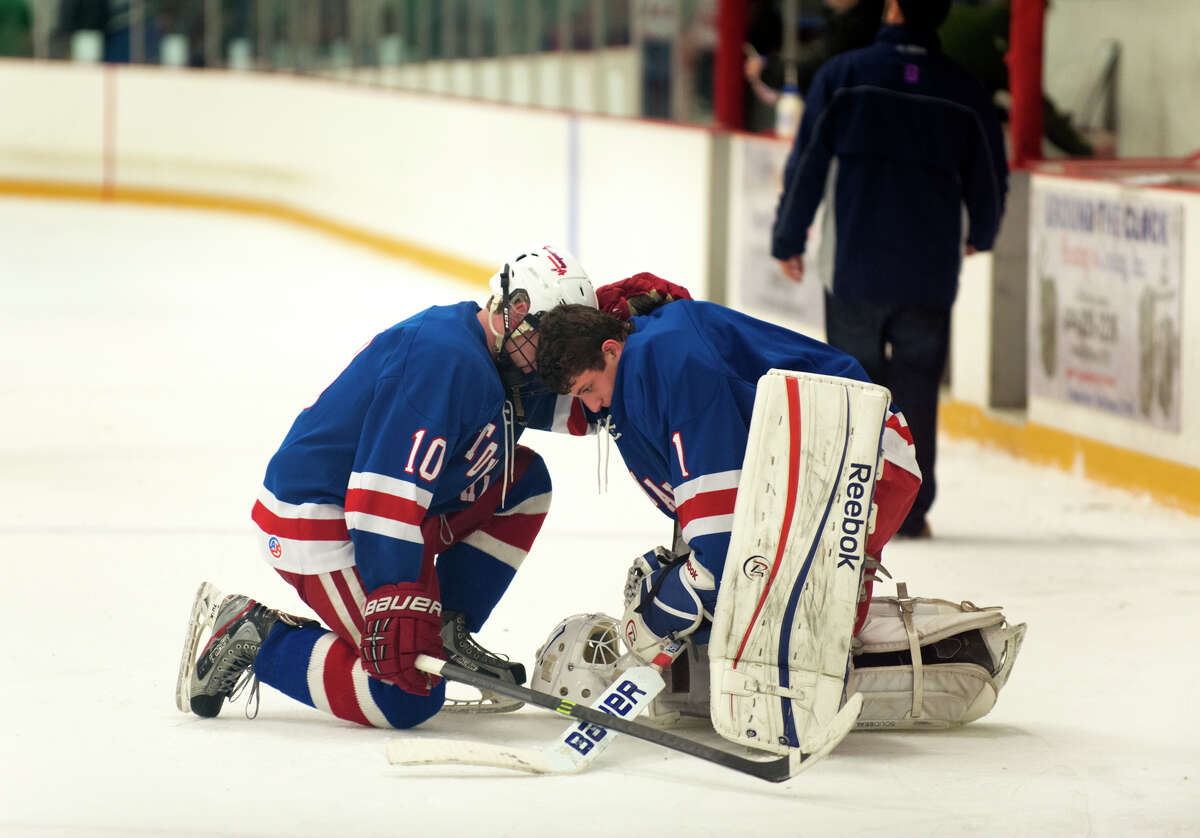 Fairfield Prep holds off Glastonbury to gain Division I hockey semifinals