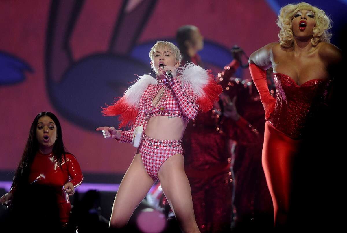 Twitter: Miley Cyrus' tour bus catches fire on the road