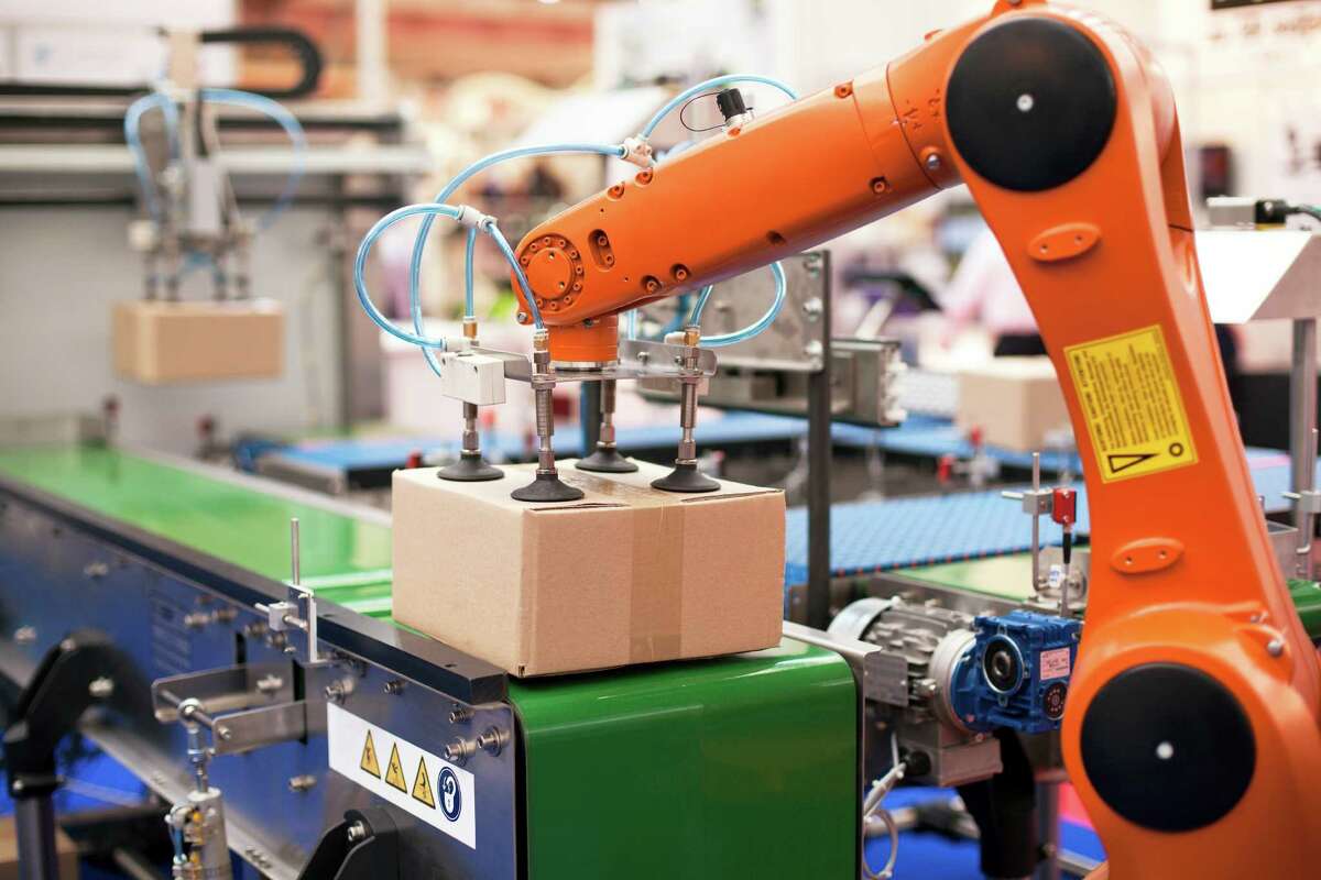 Nearly half of the workforce in the United States could be replaced by automated machines in the near future. A report by Oxford University shows which workers should be worried.