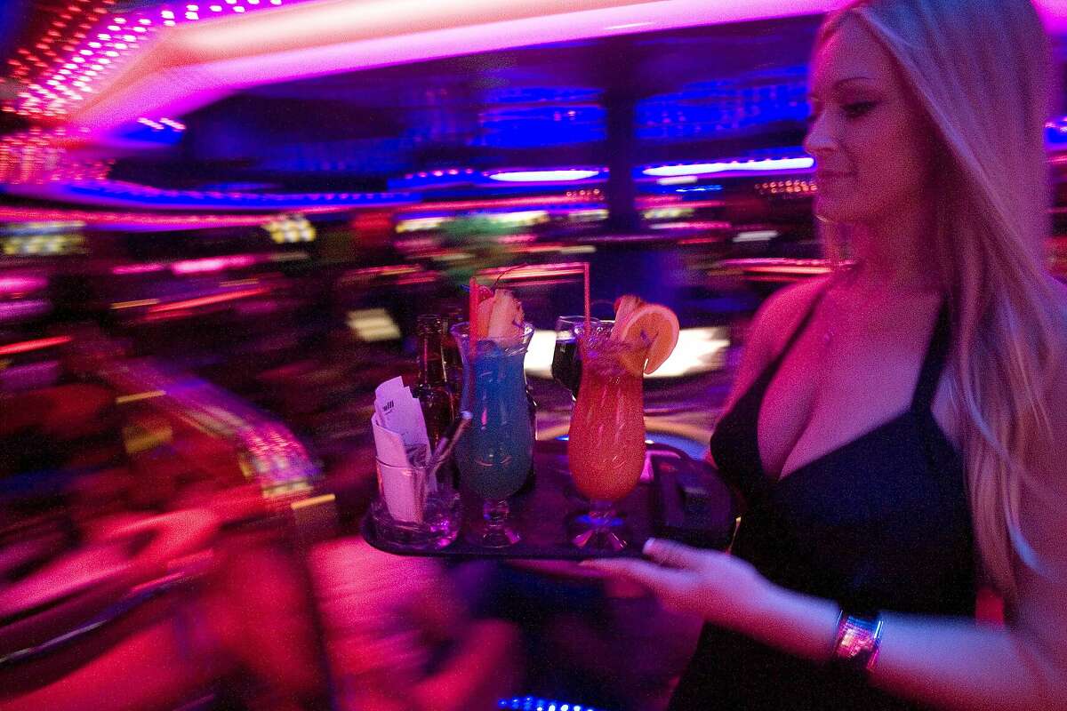 (NYT45) LAS VEGAS - March 14, 2006 - AHEAD FOR SUNDAY MARCH 19, 2006 - TRAVEL-VEGAS-LOW-ADV19-4 - A waitress carries a tray of drinks in the Peppermill Fireside Lounge in Las Vegas March 01, 2006. The Peppermill Fireside Lounge is a calming retreat (for the Strip).  (Peter DaSilva / The New York Times)