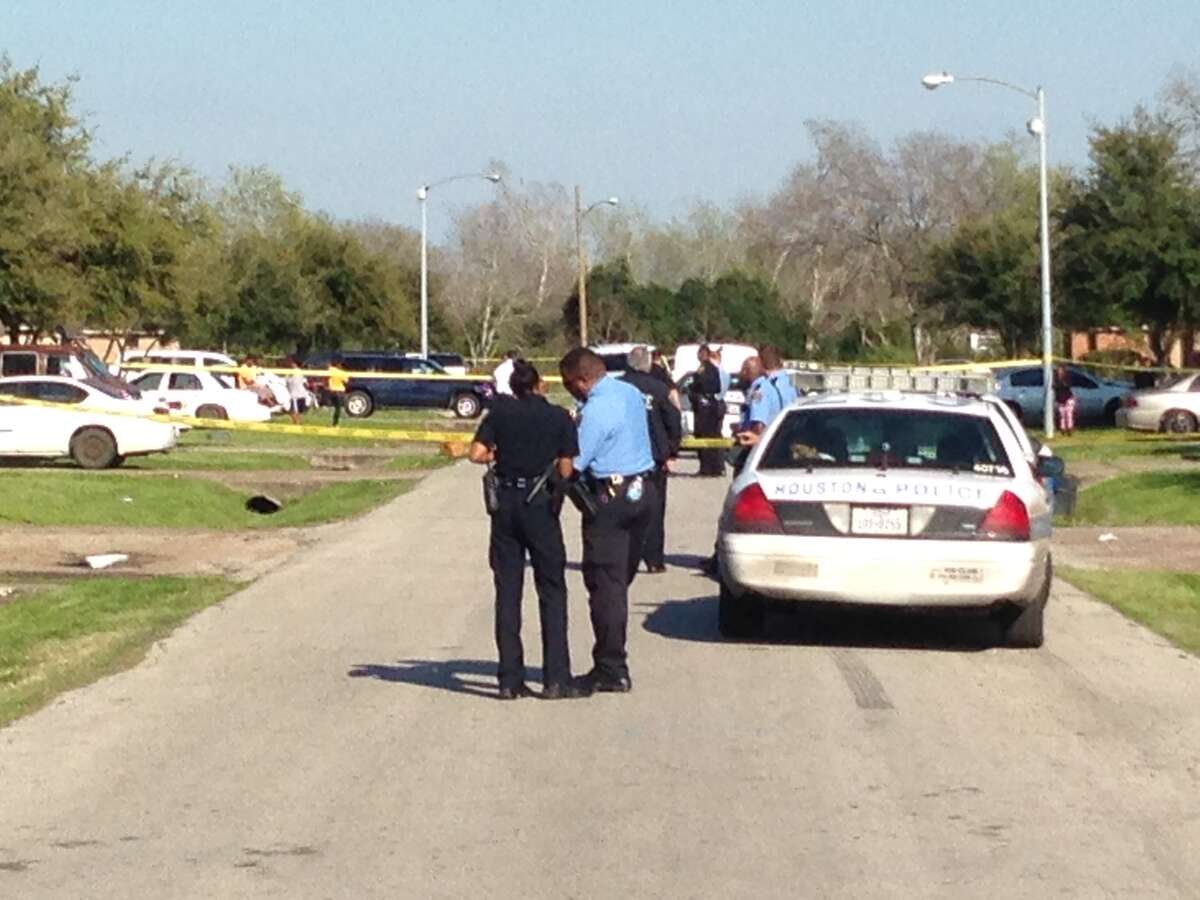Man shot to death after sister is robbed in south Houston