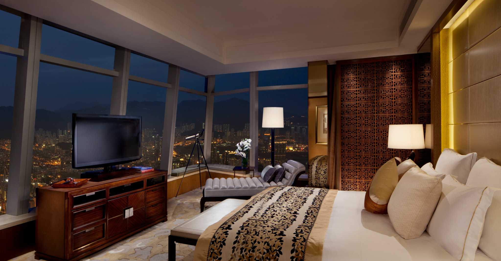 Ritz-Carlton Hong Kong has the highest bar in the world