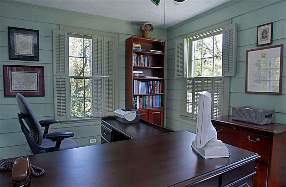 Charming plantationstyle mansion for sale near Rice University