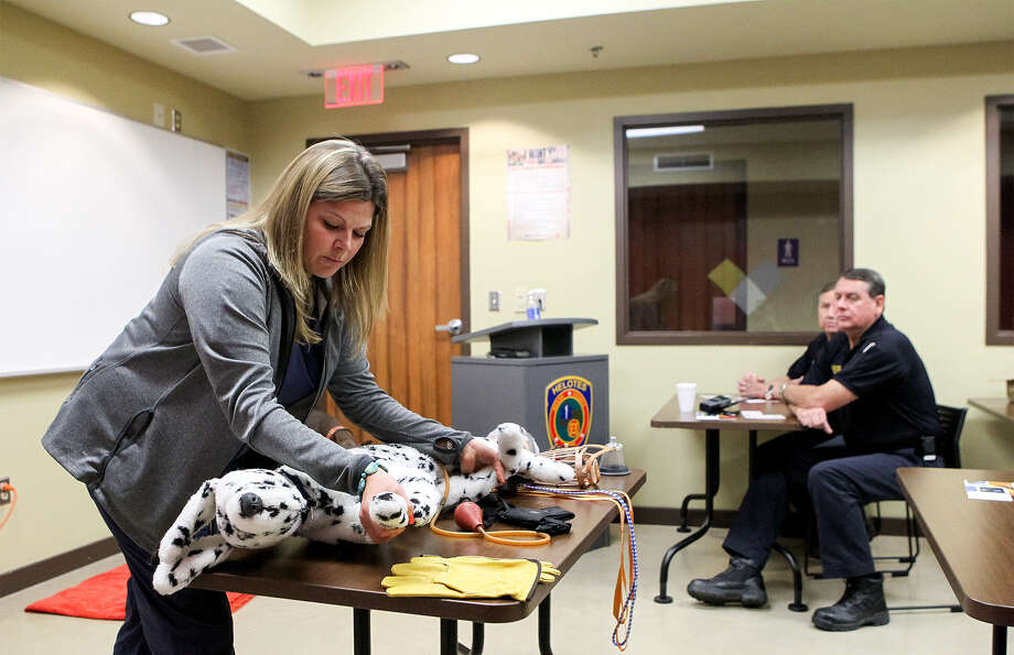 CPR class teaches Helotes fire department how to save pets ...