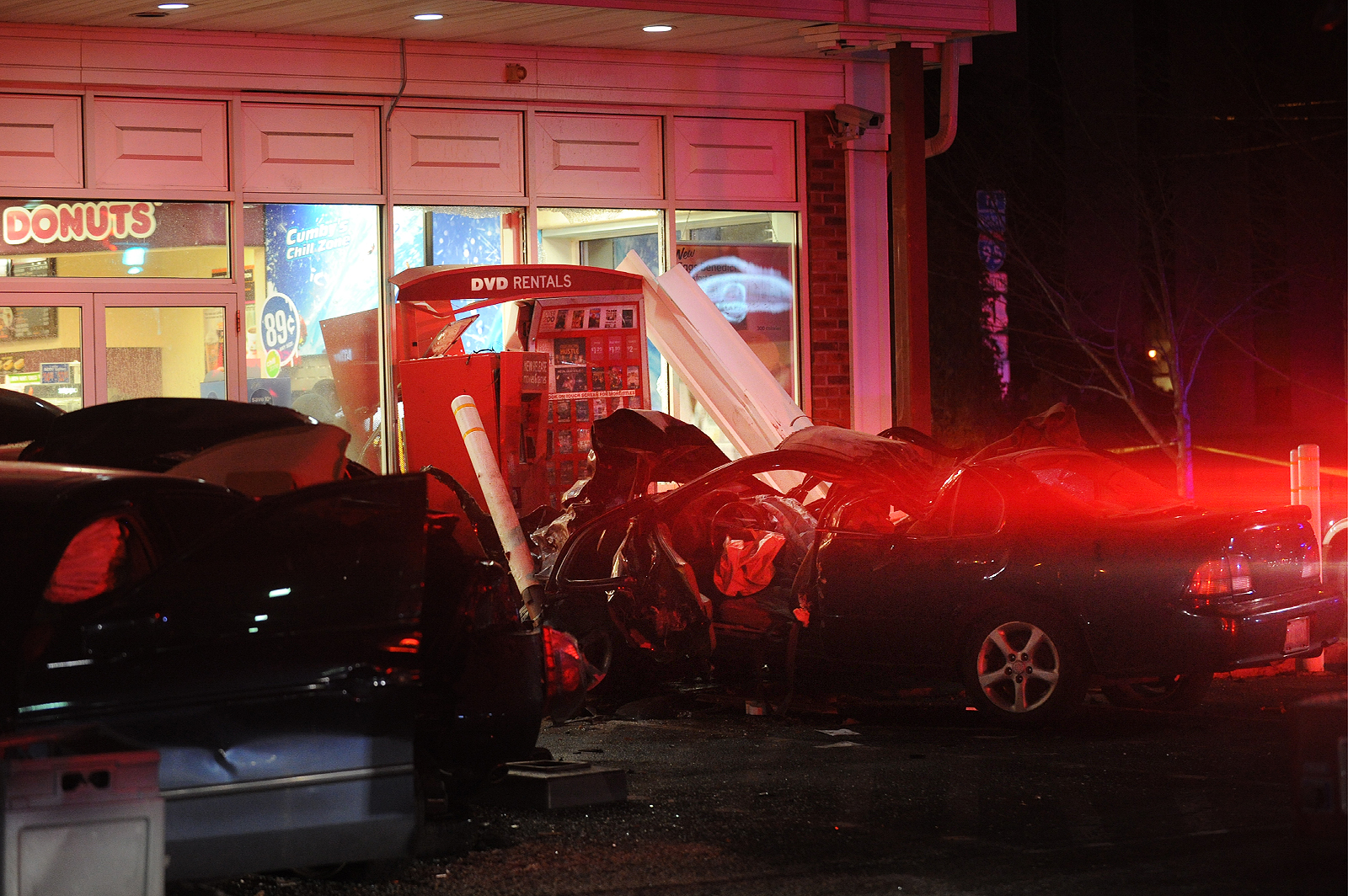 Car careens into Cumberland Farms