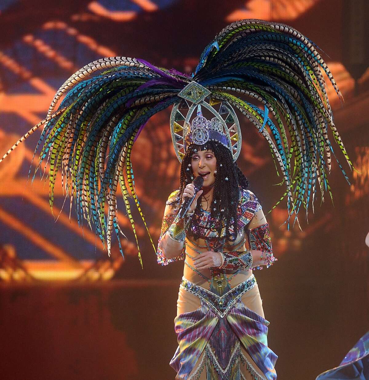 Backup dancers' suit accuses Cher of racial bias