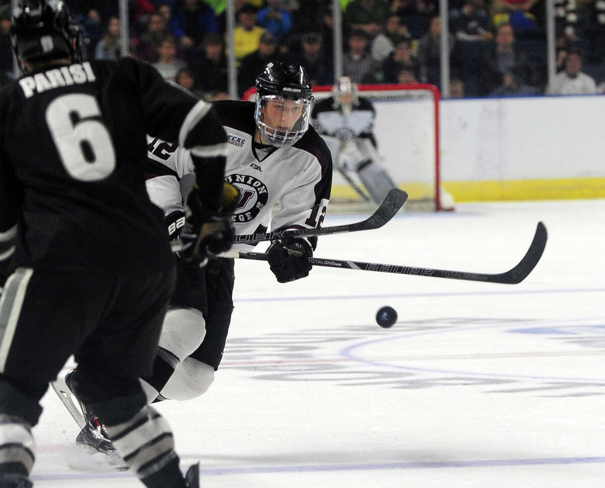 Union feels at home in Bridgeport, advancing again to Frozen Four