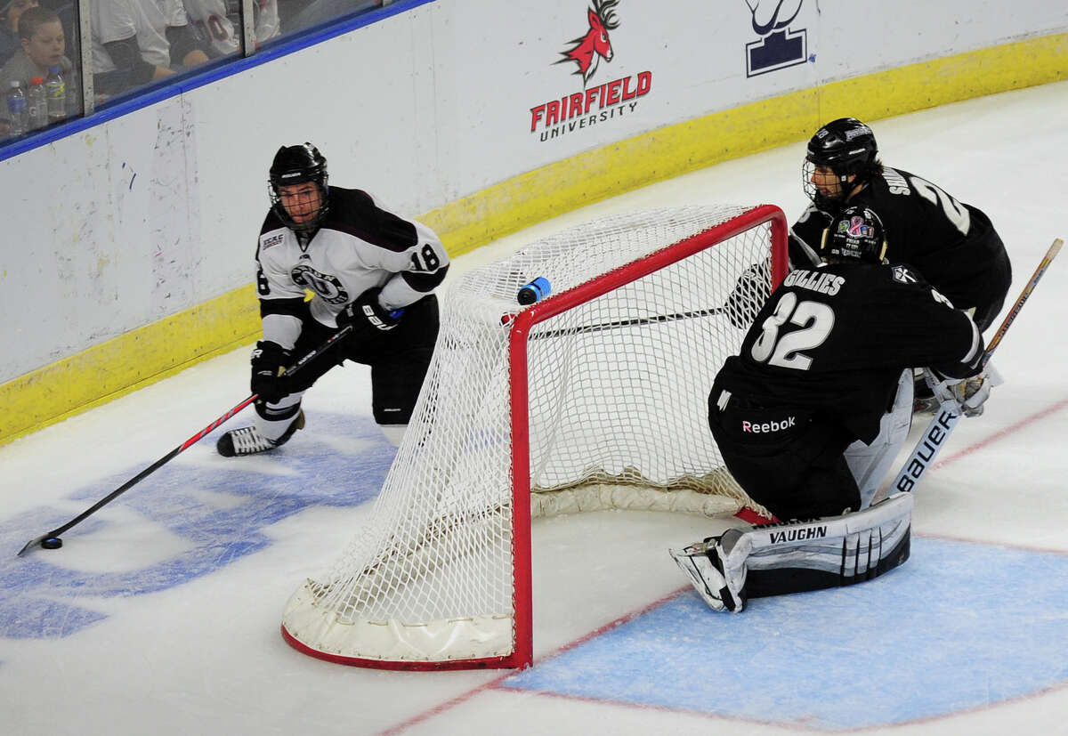 Union feels at home in Bridgeport, advancing again to Frozen Four