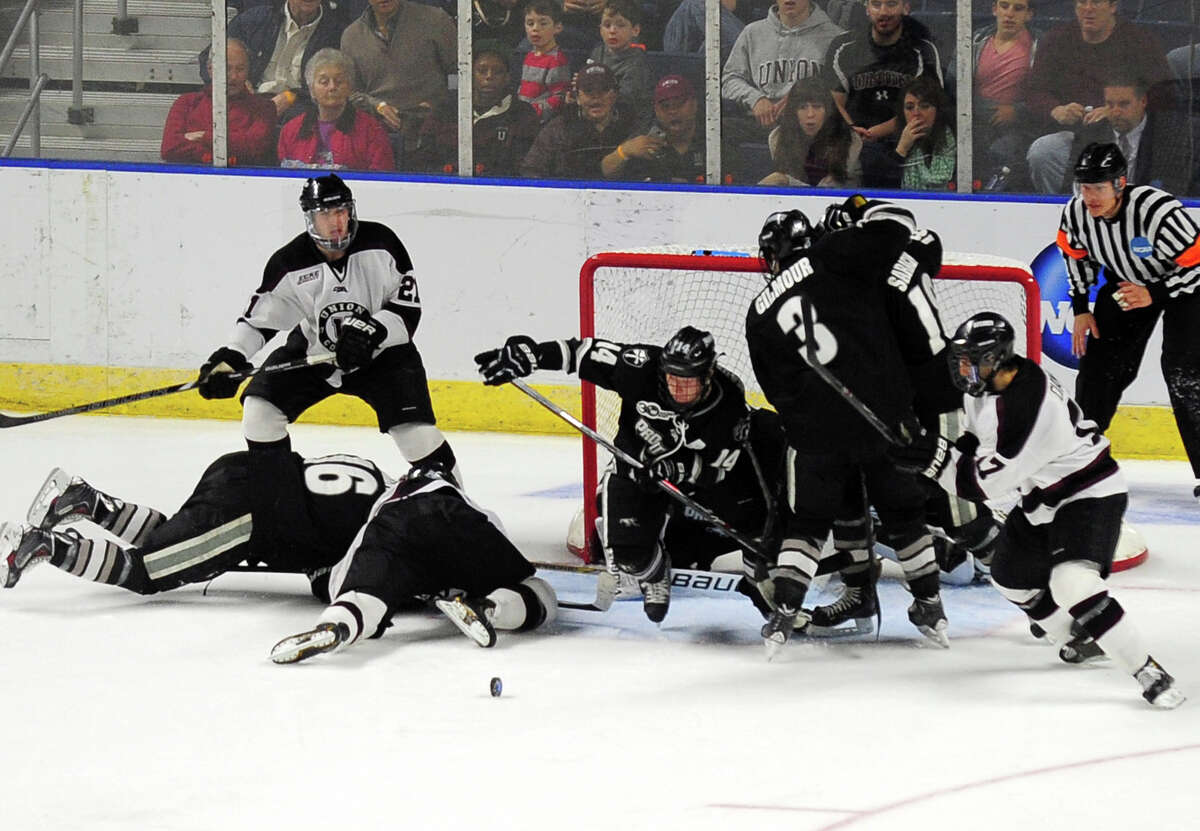 Union feels at home in Bridgeport, advancing again to Frozen Four