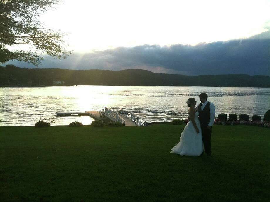   Click to see some of the top rated wedding sites in Connecticut on The Knot. Click here to visit their listings for more places. The Candlewood InnBrookfield, Conn.
Rating: 5 stars (64 ratings)
Capacity: 251-300 people
Price: Moderate Photo: Lidia Ryan 