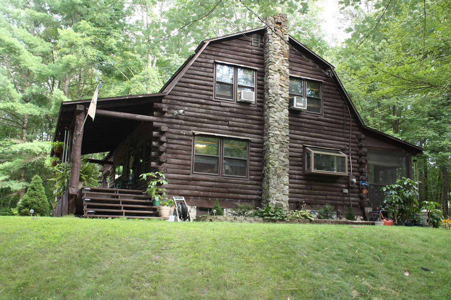 House of the Week: Log cabin in Sand Lake