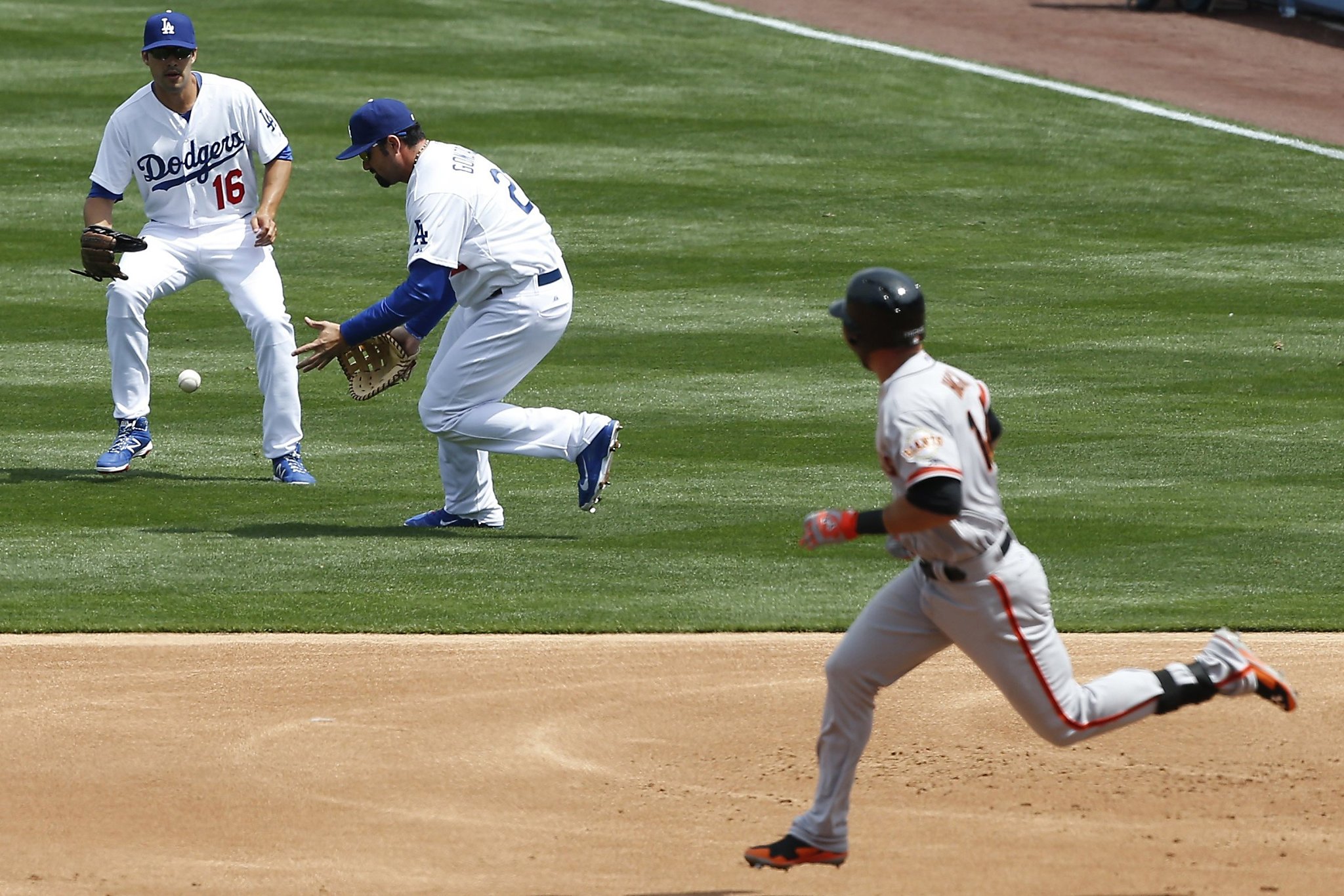 Giants roll up early 8-0 lead, beat Dodgers